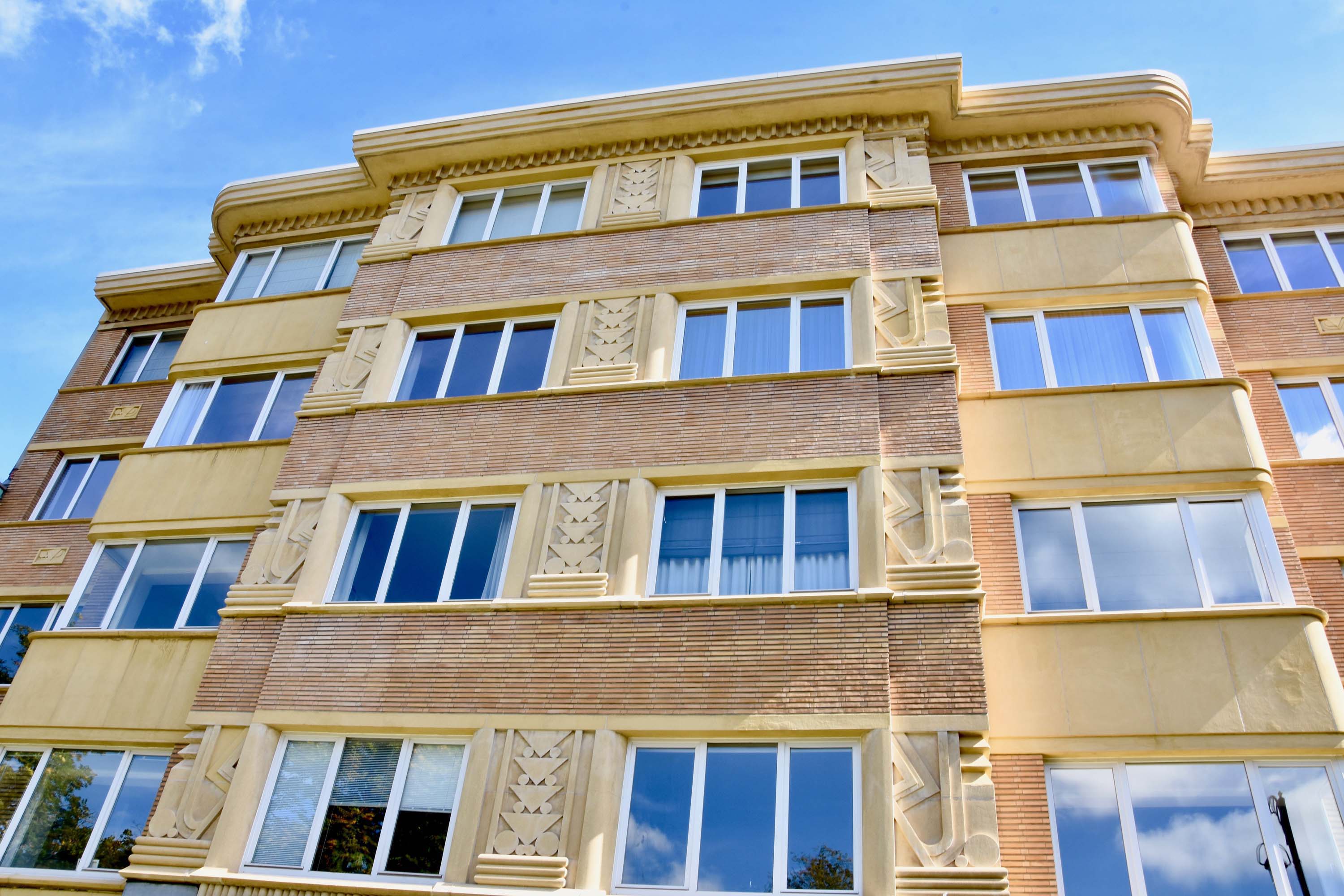 BRU24 Modernist apartment building