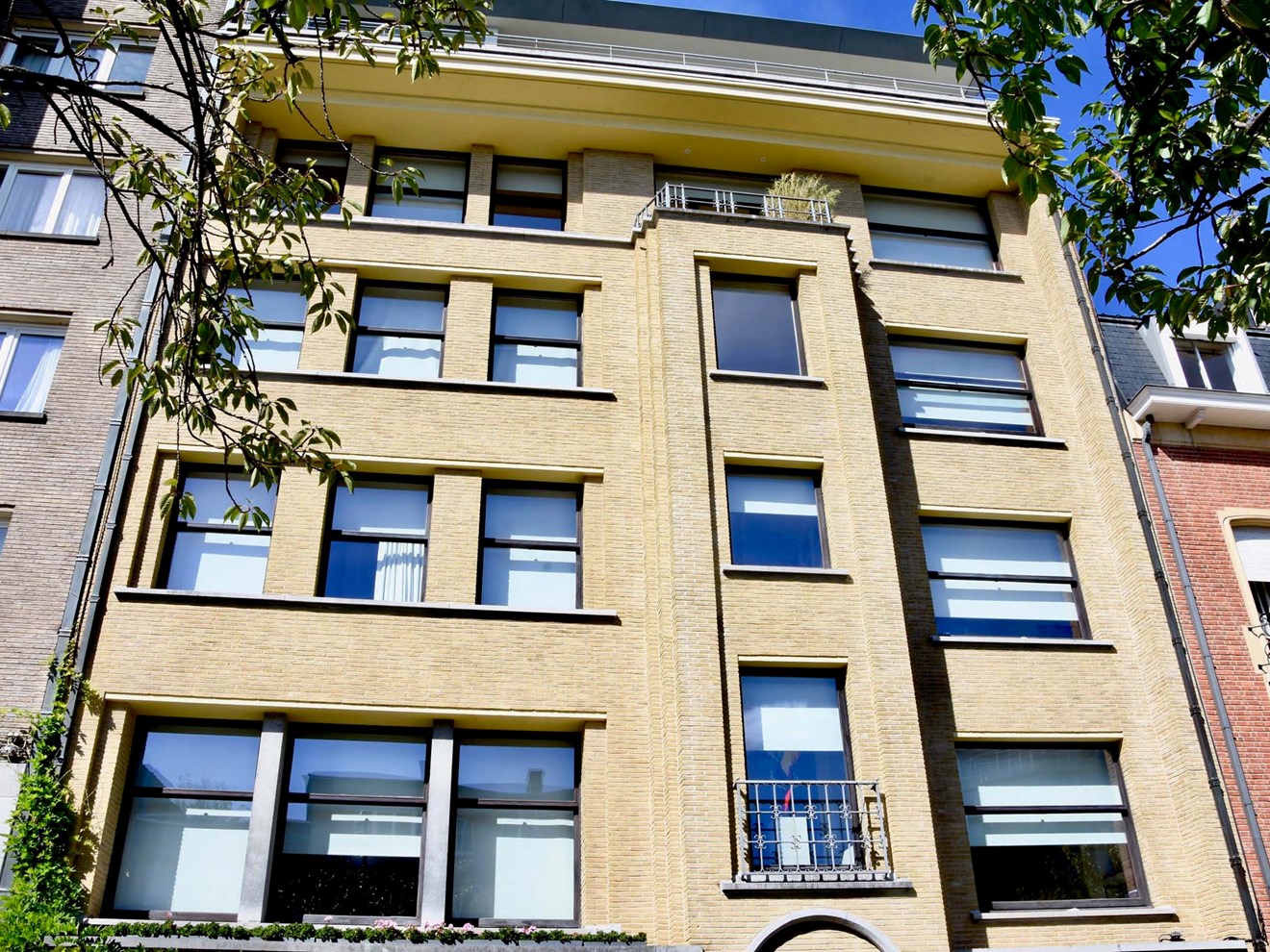 BRU23 Remarquable immeuble moderniste
