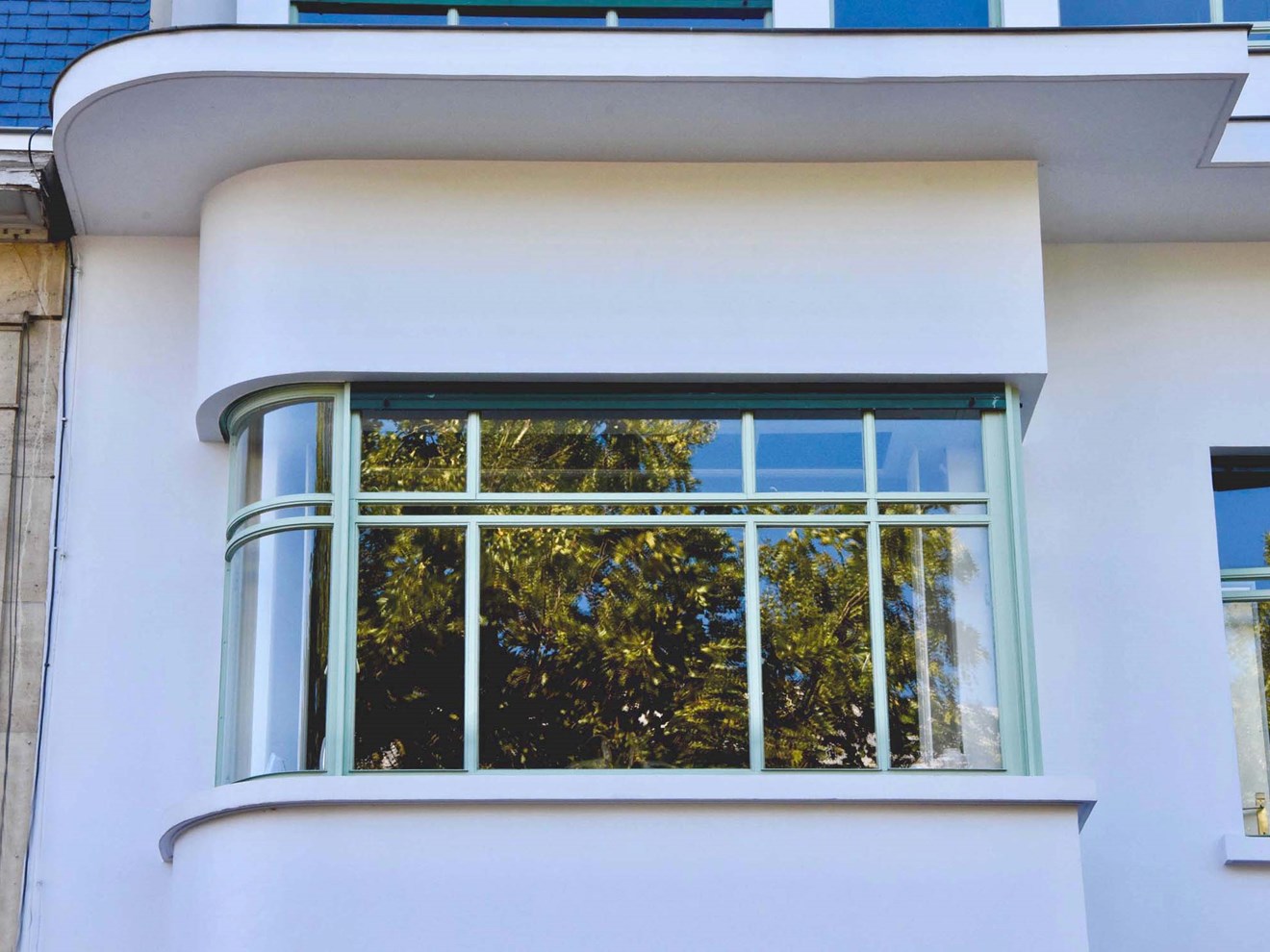 SCH14 Modernist House by Paul Aernaut