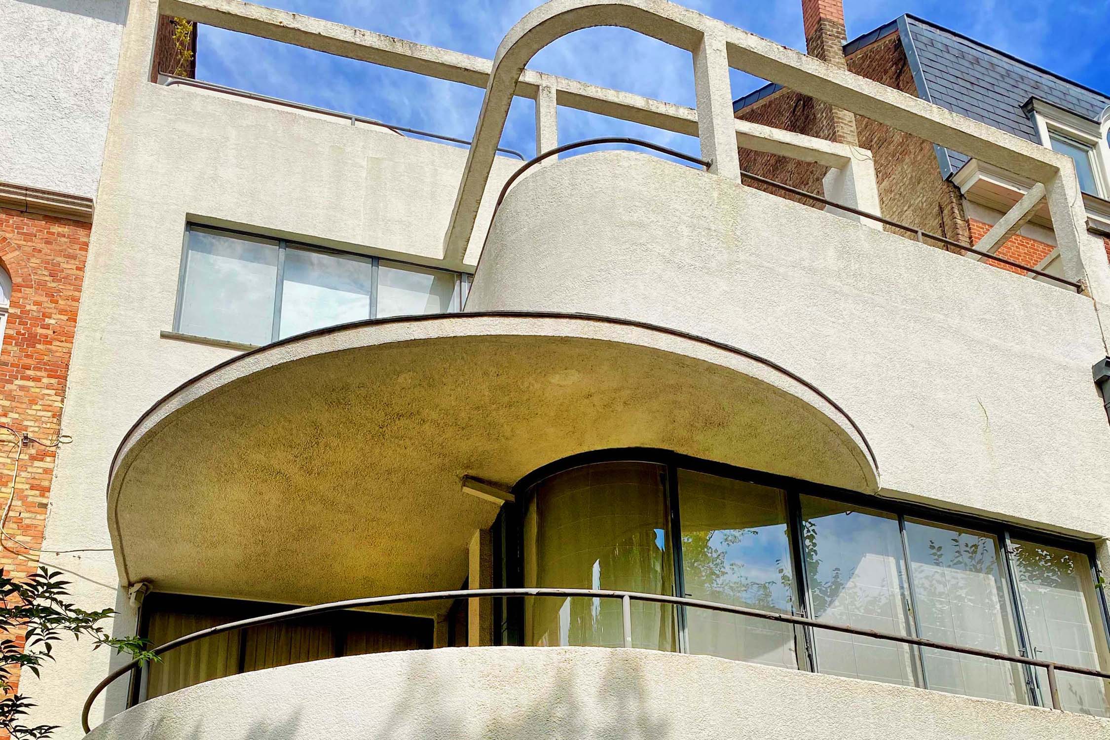 UCC12 Avant-garde Streamline style house