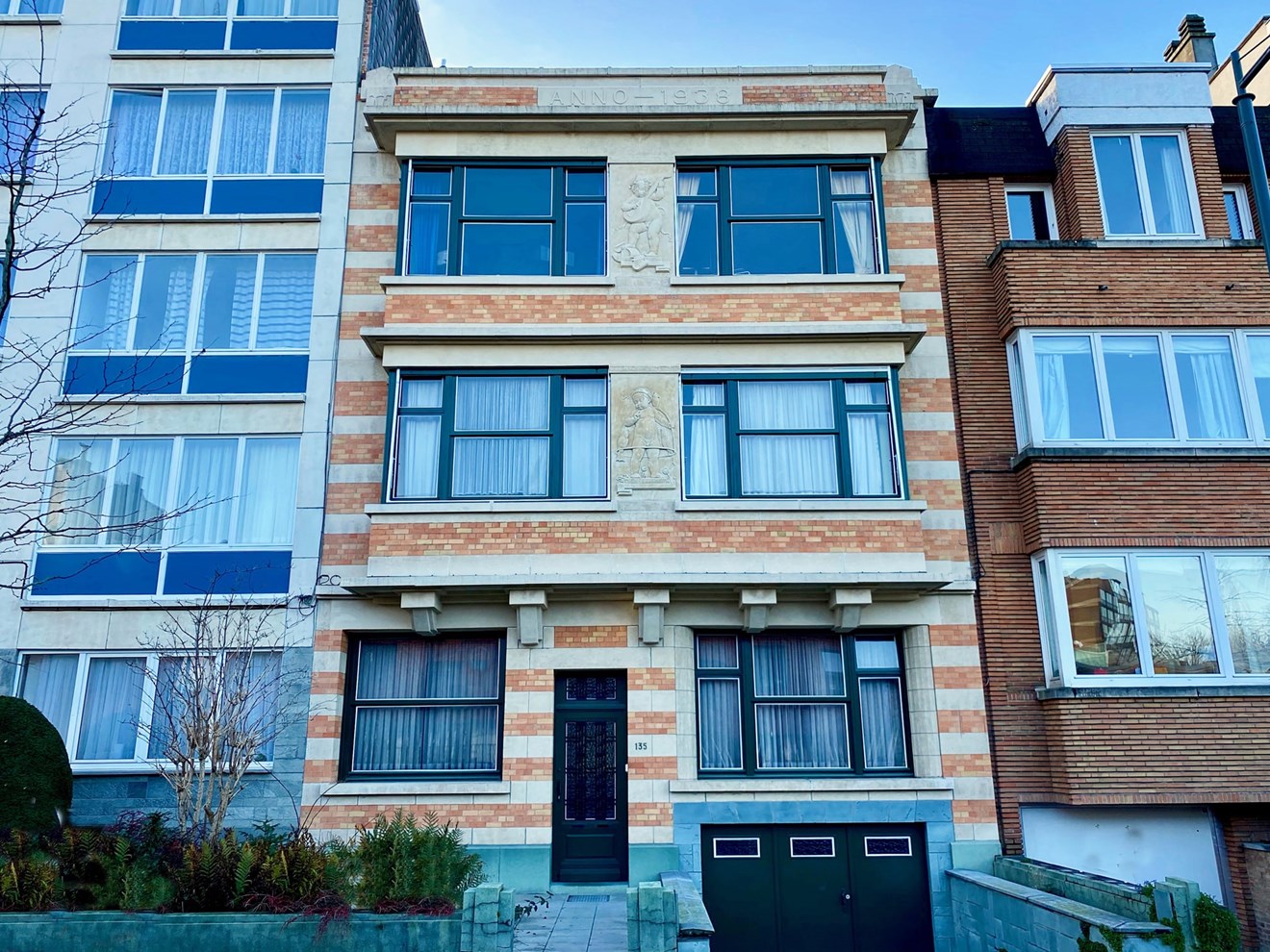 SCH27 Small apartment building with putti