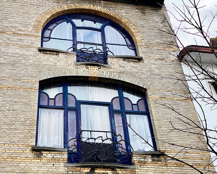 Art Nouveau-huis getekend Vizzanova 