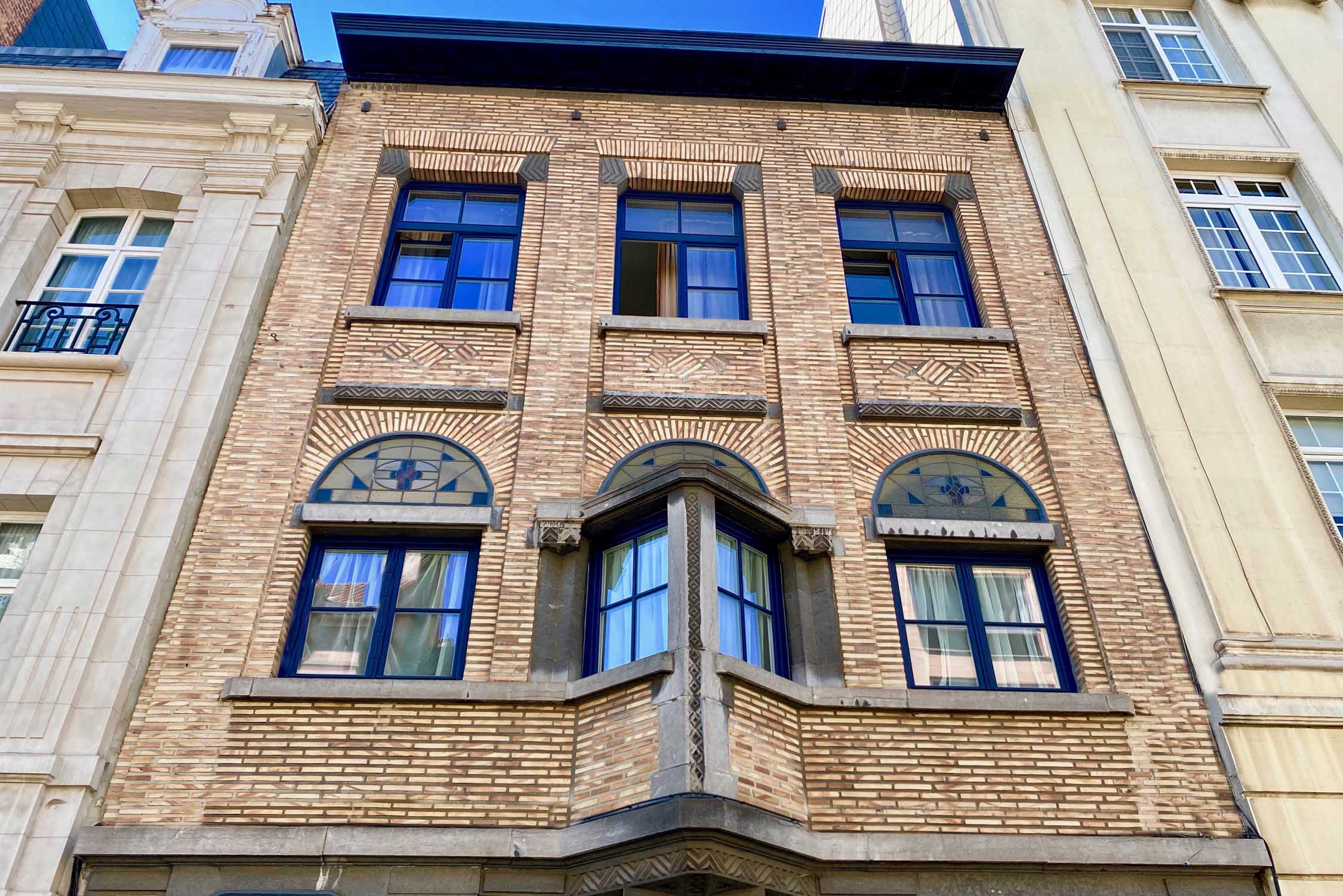 ETT11 Art Deco house with oriel window