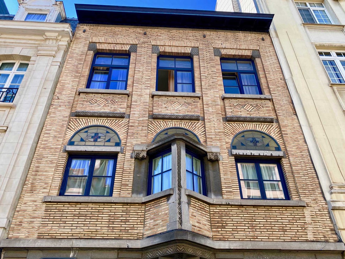 ETT11 Art Deco house with oriel window