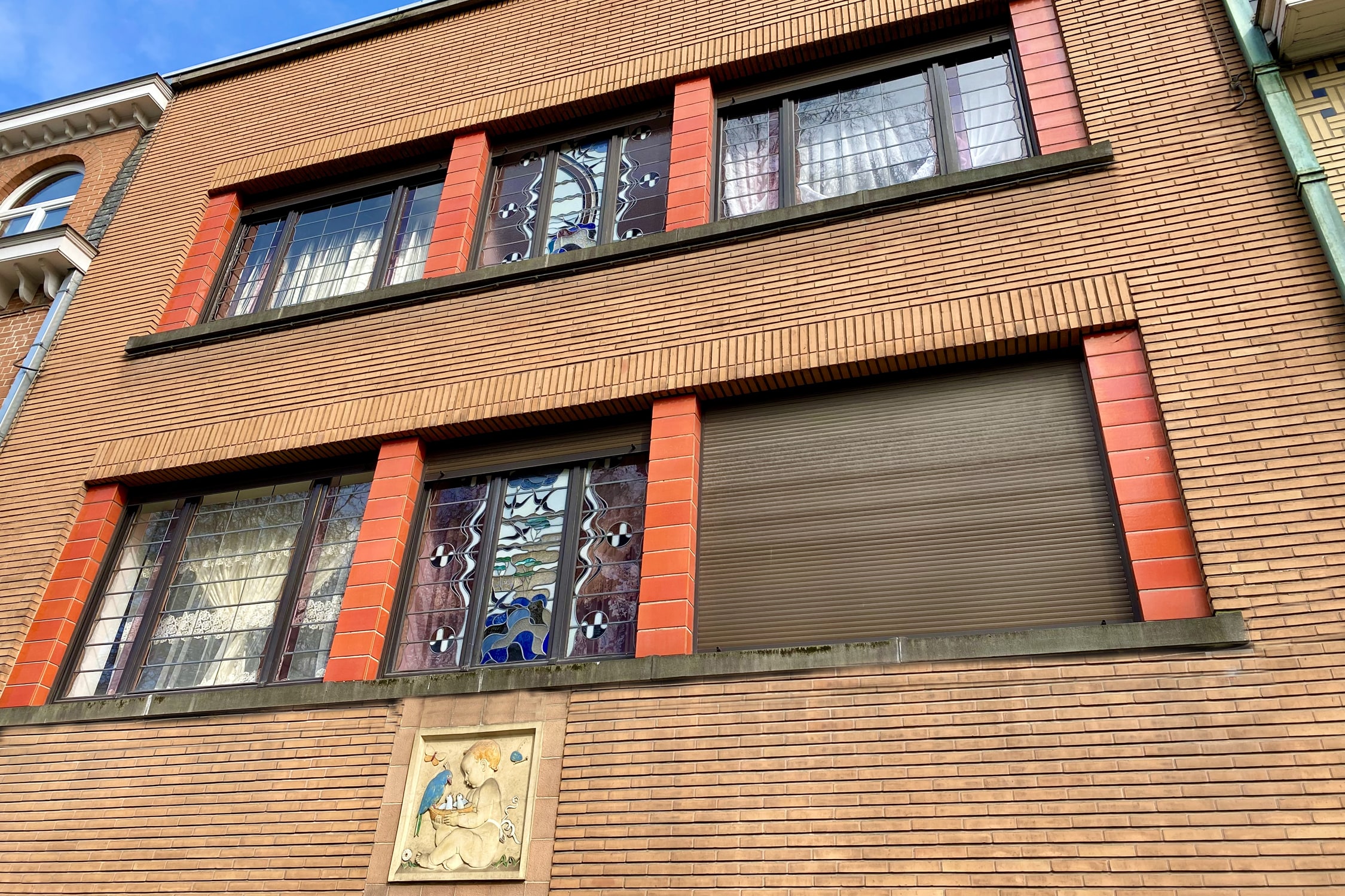 AND07 Modernist house with cherub
