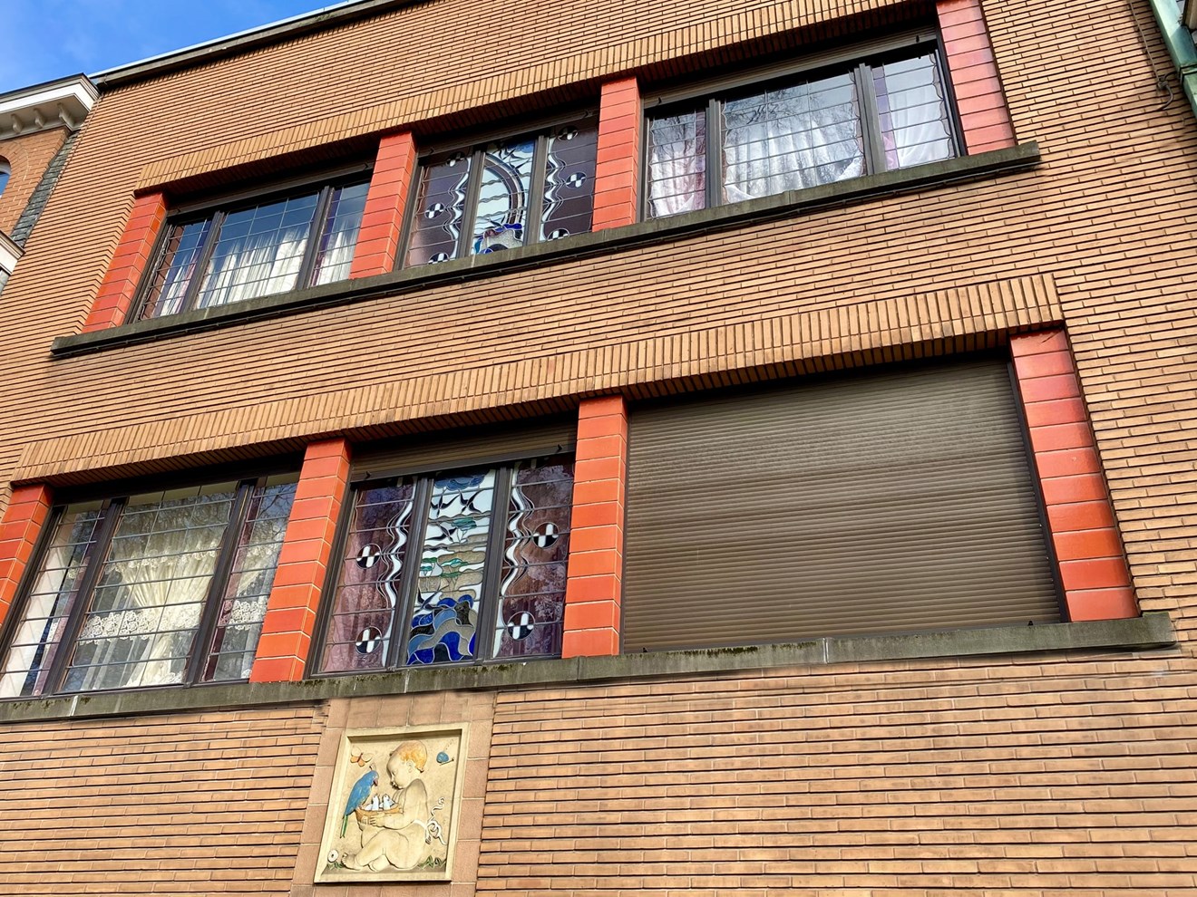 AND07 Modernist house with cherub