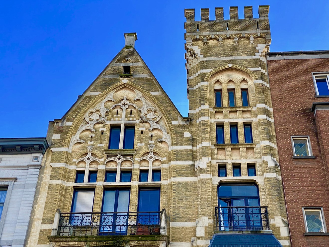 FOR13 Grande maison néo-gothique