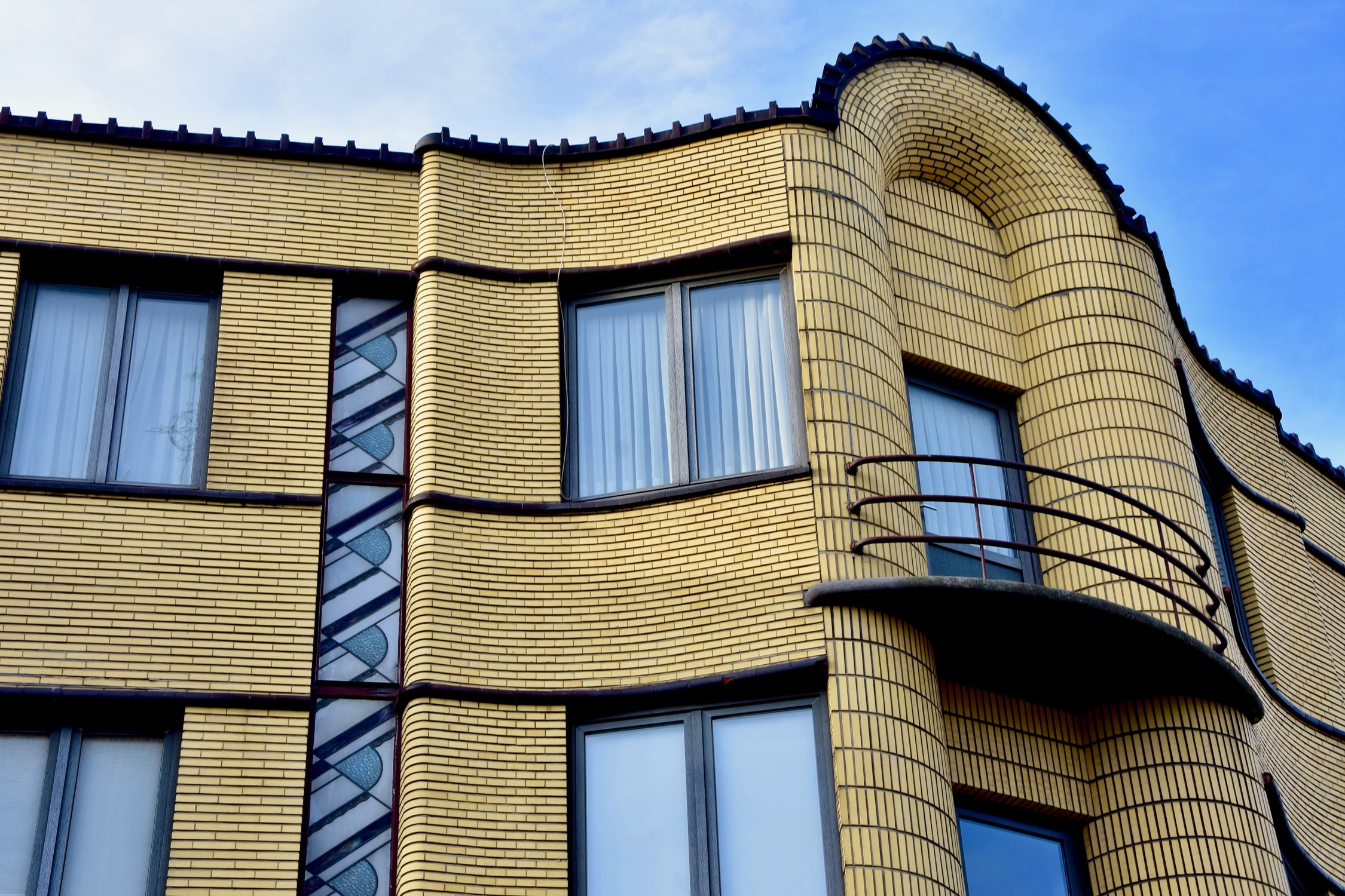 EVE01 Surprising streamline-style building