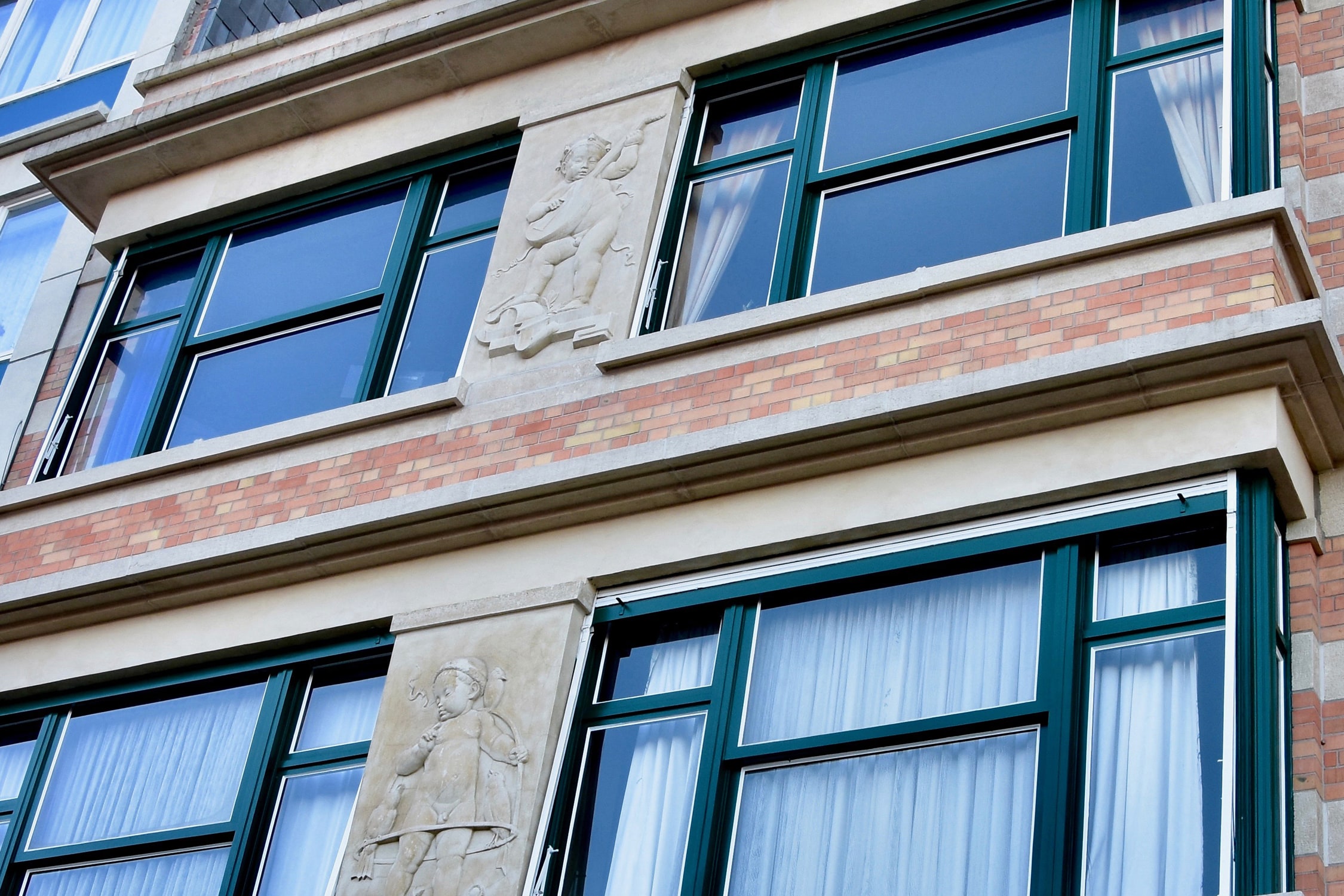 SCH27 Small apartment building with putti