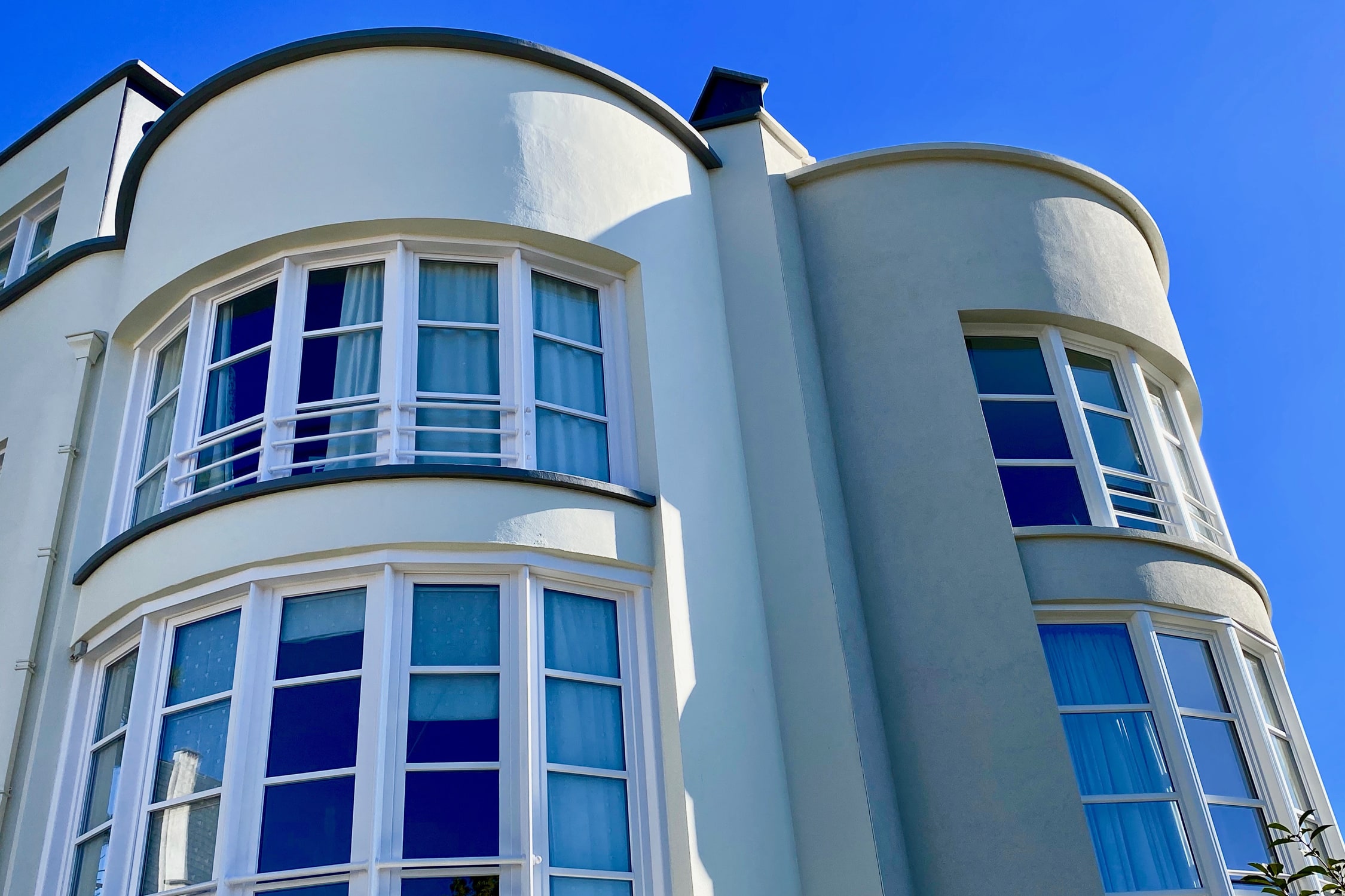 ETT03 Symmetrical modernist houses