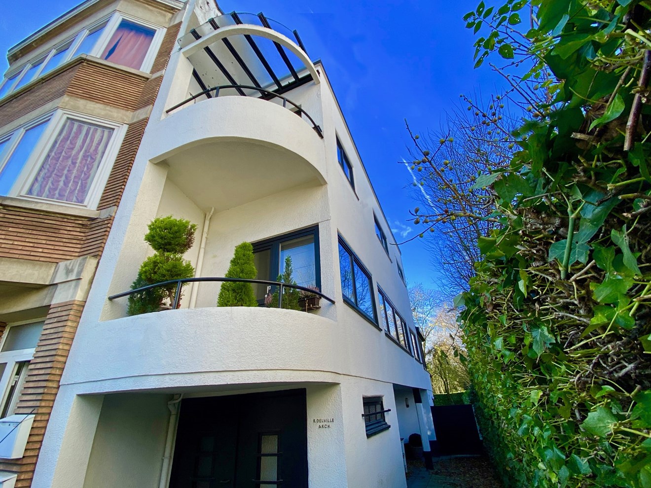 UCC51 Minuscule maison moderniste