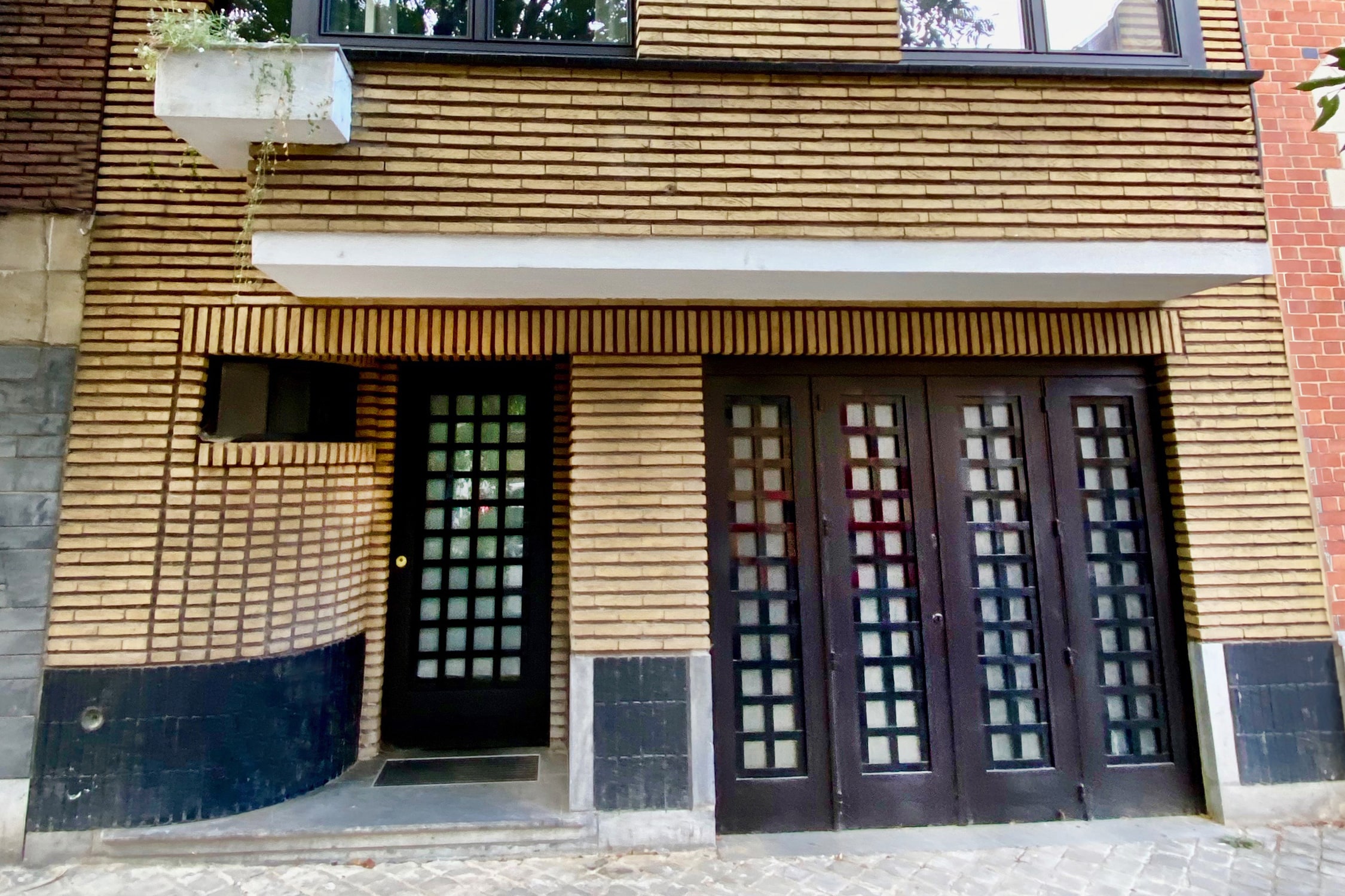 SGI13 Small Modernist building
