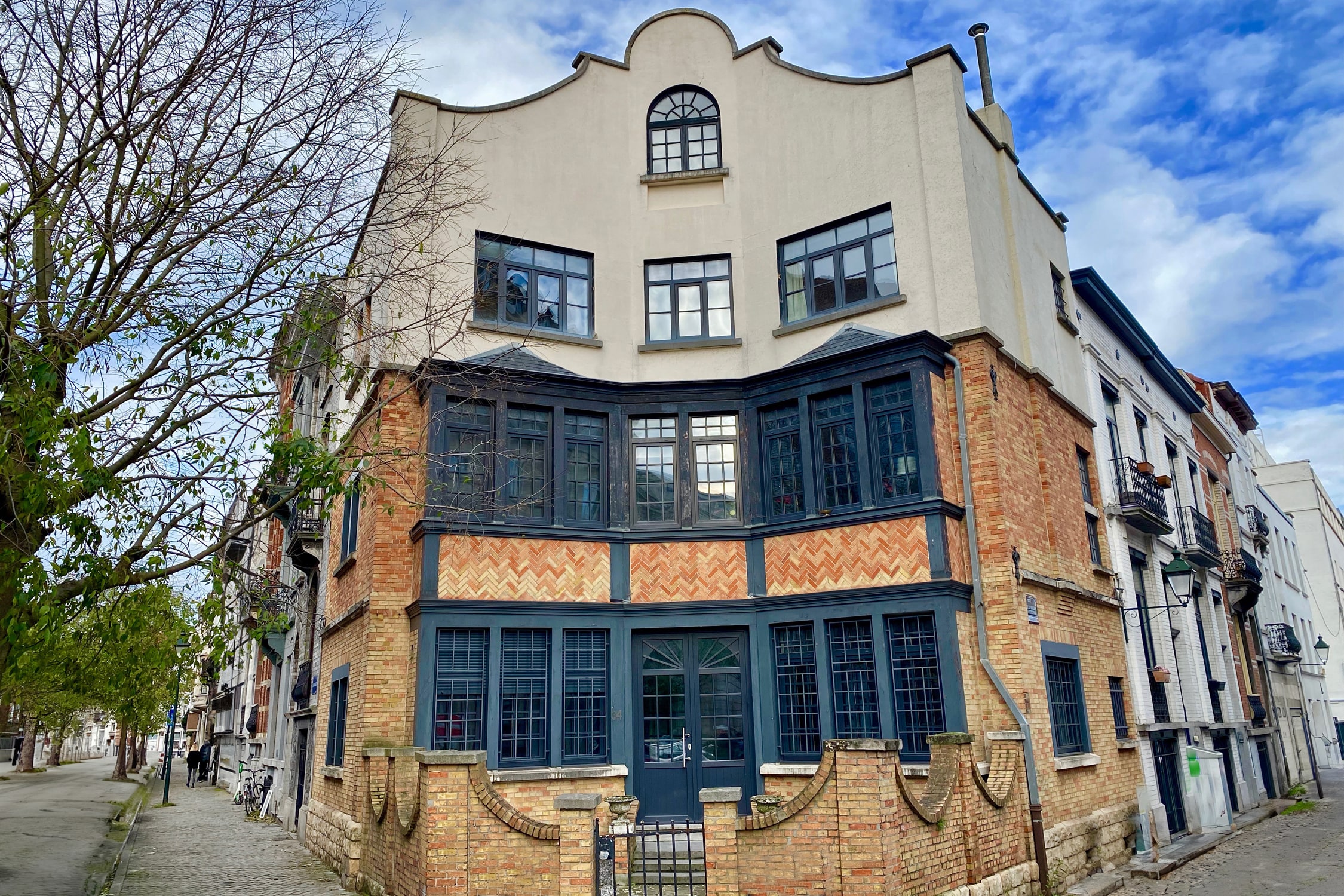 SGI17 Corner house